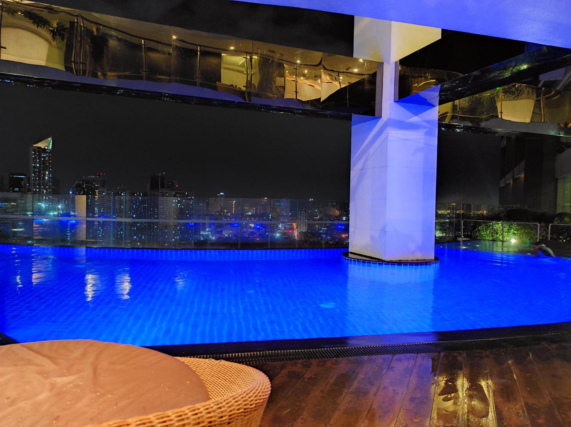 Staycation In Makati, Gramercy 56th Flr, Facing The And Rockwell *