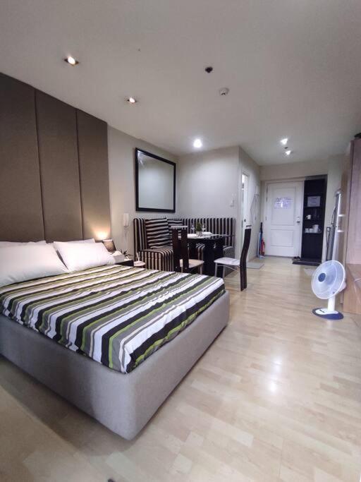 Apartment Staycation In Makati, Gramercy 56th Flr, Facing The And Rockwell *