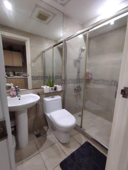 Staycation In Makati, Gramercy 56th Flr, Facing The And Rockwell Manila