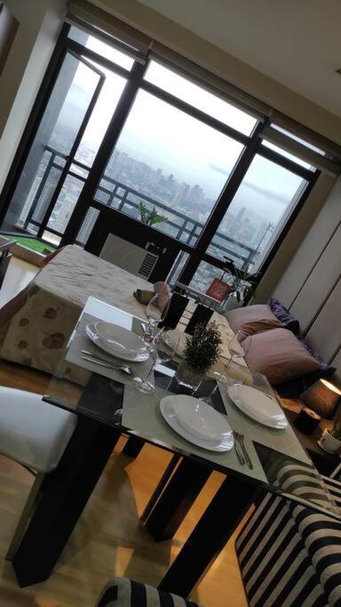 Staycation In Makati, Gramercy 56th Flr, Facing The And Rockwell Apartment Manila