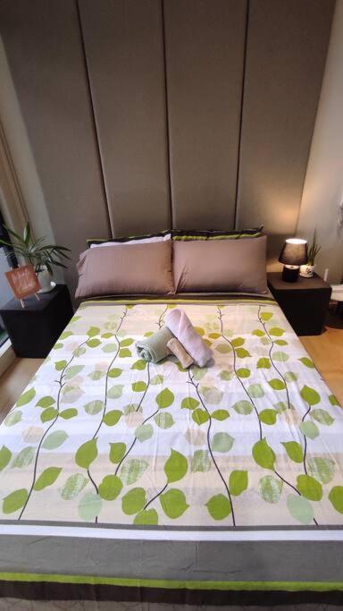 Staycation In Makati, Gramercy 56th Flr, Facing The And Rockwell Apartment