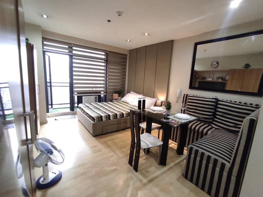 Apartment Staycation In Makati, Gramercy 56th Flr, Facing The And Rockwell