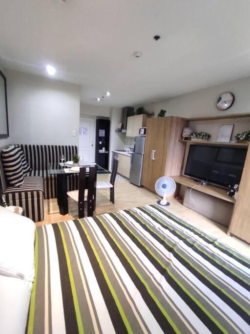 Apartment Staycation In Makati, Gramercy 56th Flr, Facing The And Rockwell