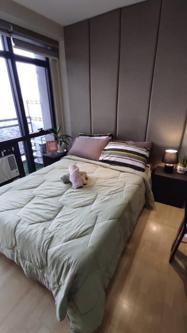 Apartment Staycation In Makati, Gramercy 56th Flr, Facing The And Rockwell