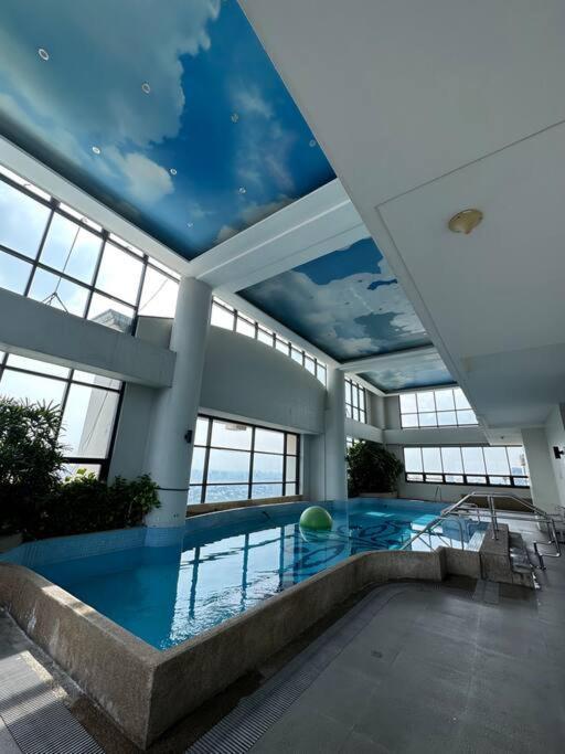 1br Wnetflix Disneyplus And Pool Across Sm Megamall Ortigas Cbd *