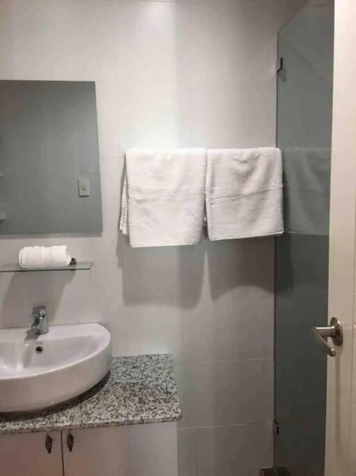 Apartment Kl Premier 27th Floor Cozy Unit In Makati Cbd