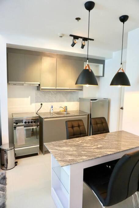 Kl Premier 27th Floor Cozy Unit In Makati Cbd * Manila