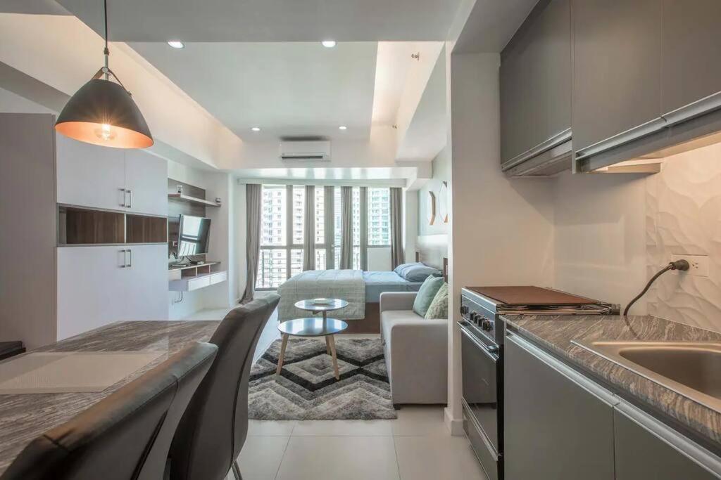 Kl Premier 27th Floor Cozy Unit In Makati Cbd