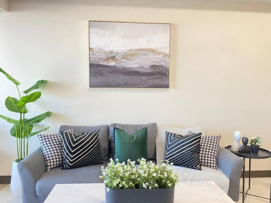 Apartment Bayview 2br Family In Uptown Bgc Near Mall Manila
