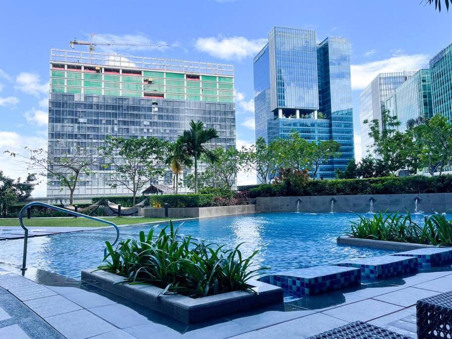 Bayview 2br Family In Uptown Bgc Near Mall Apartment