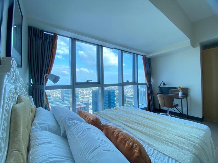 Bayview 2br Family In Uptown Bgc Near Mall Apartment