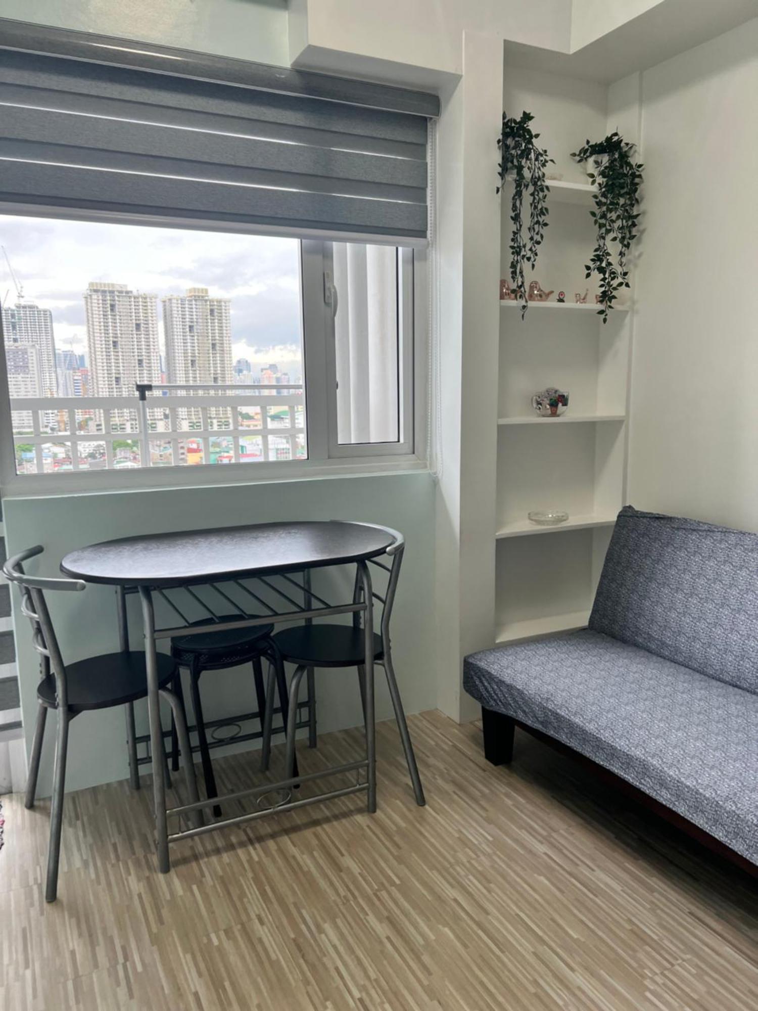 De Luxe, Standard And -the Breeze Residences-close To Airport,mall Of Asia, Us Embassy Apartment *