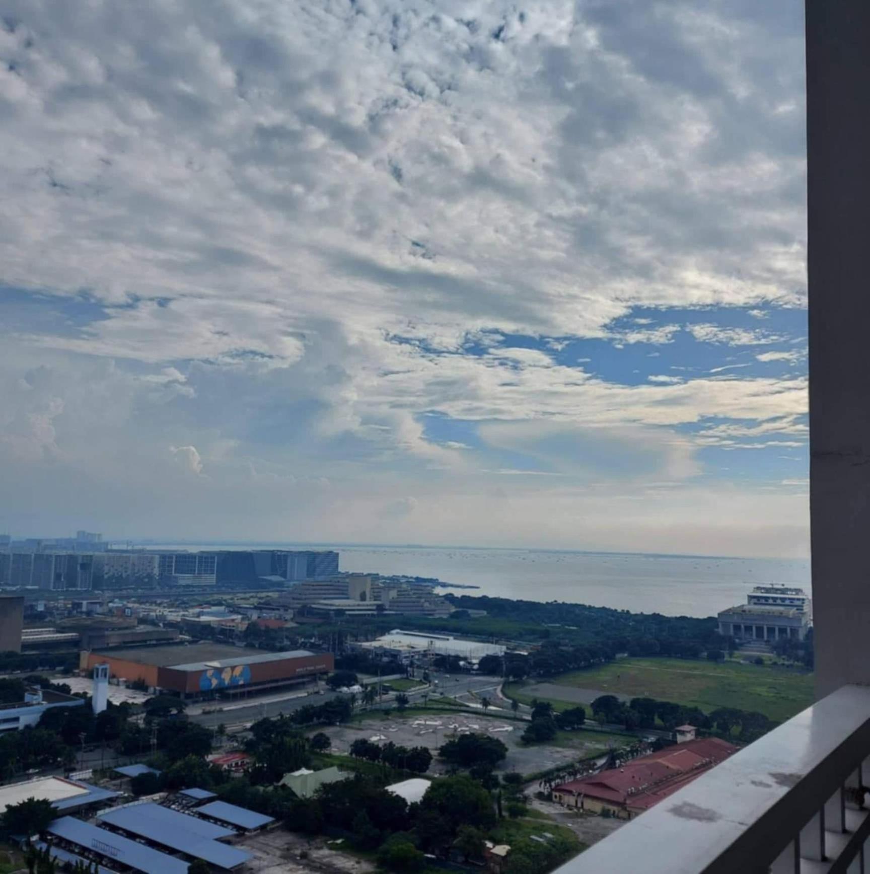 De Luxe, Standard And -the Breeze Residences-close To Airport,mall Of Asia, Us Embassy Apartment