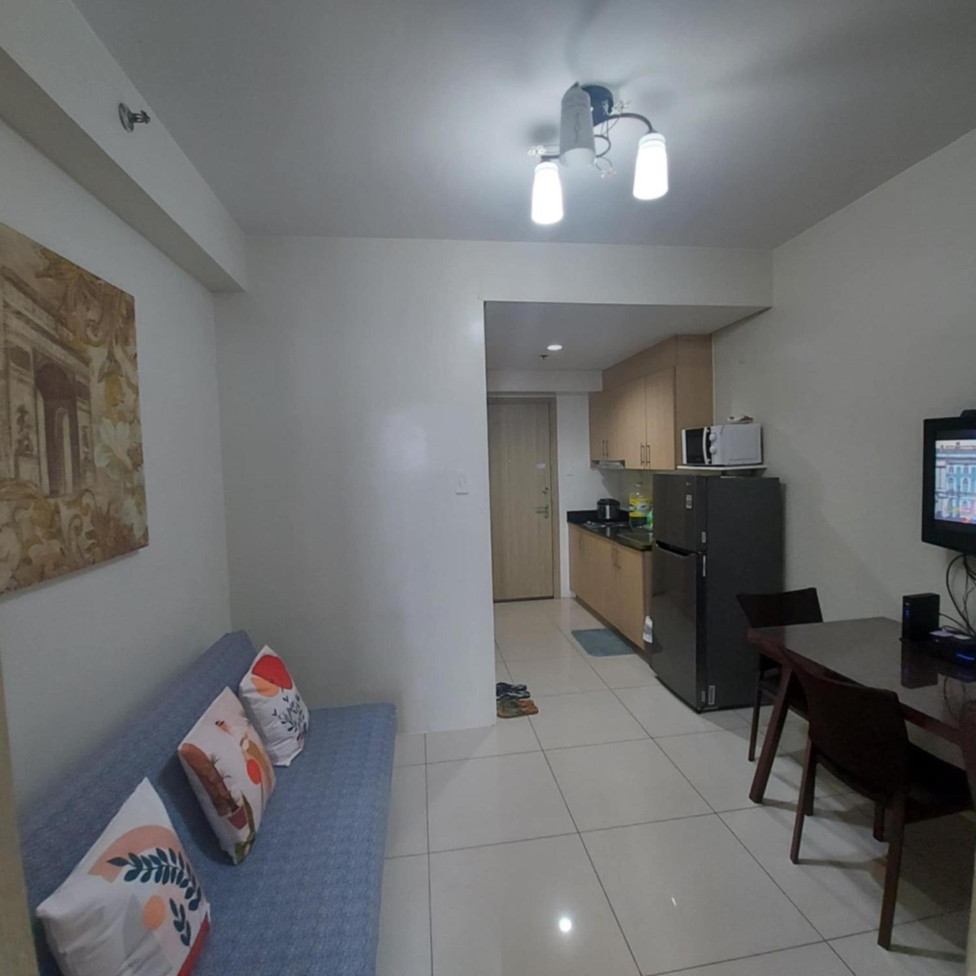 De Luxe, Standard And -the Breeze Residences-close To Airport,mall Of Asia, Us Embassy Apartment *