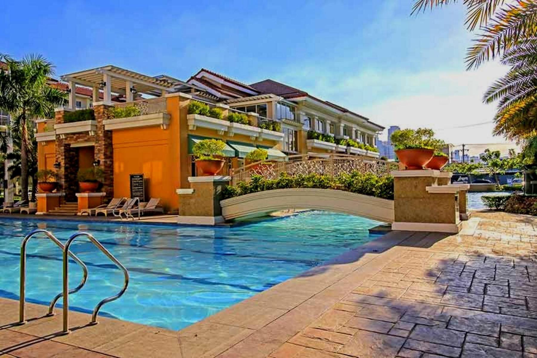 Apartment 2br Italian-inspired Unit, Balcony Pool View Manila