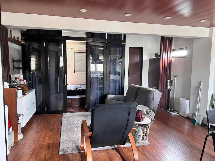 Spacious 1 Bedroom With Roofdeck In Malabon *