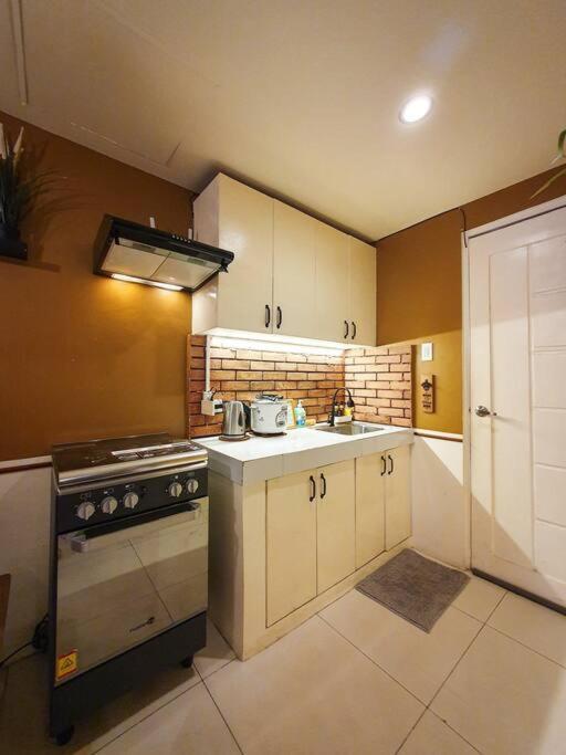 Hunter 2br Near Sm North And Waltermart Munoz Apartment Manila