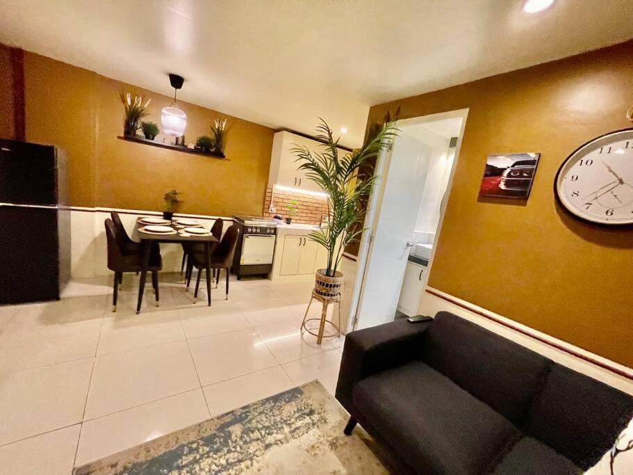 Hunter 2br Near Sm North And Waltermart Munoz Apartment