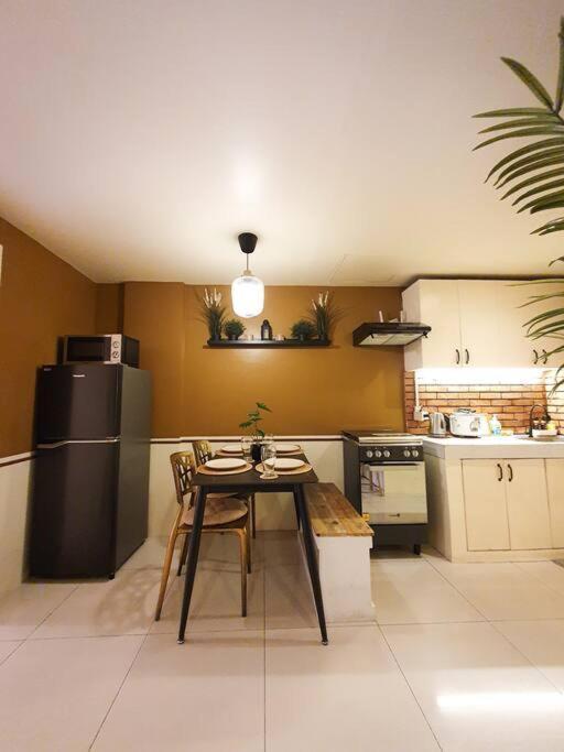 Hunter 2br Near Sm North And Waltermart Munoz Apartment