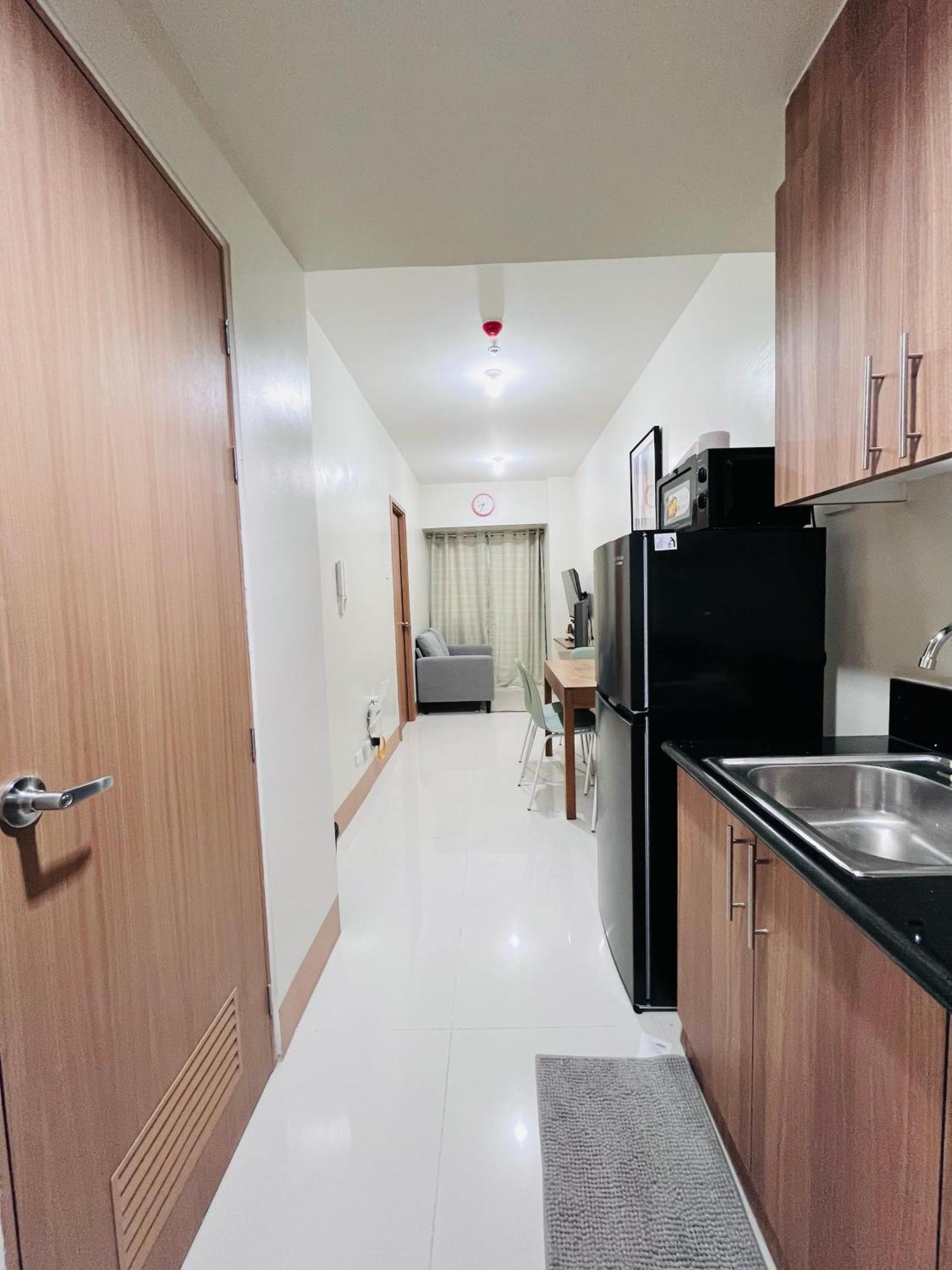 Apartment Modern Escape Near Moa And Airport With Balcony And Fast Wifi Manila