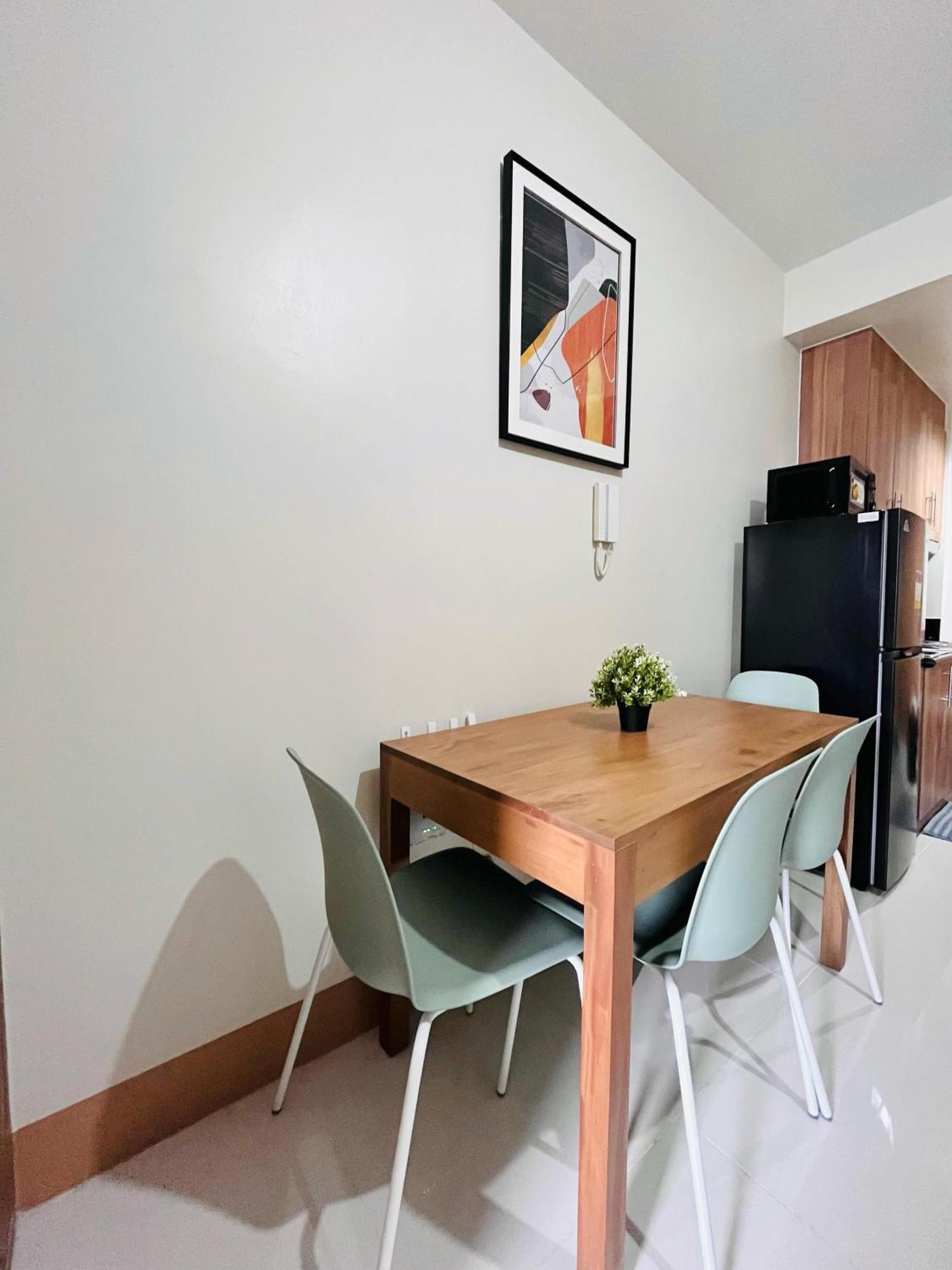 Apartment Modern Escape Near Moa And Airport With Balcony And Fast Wifi Manila