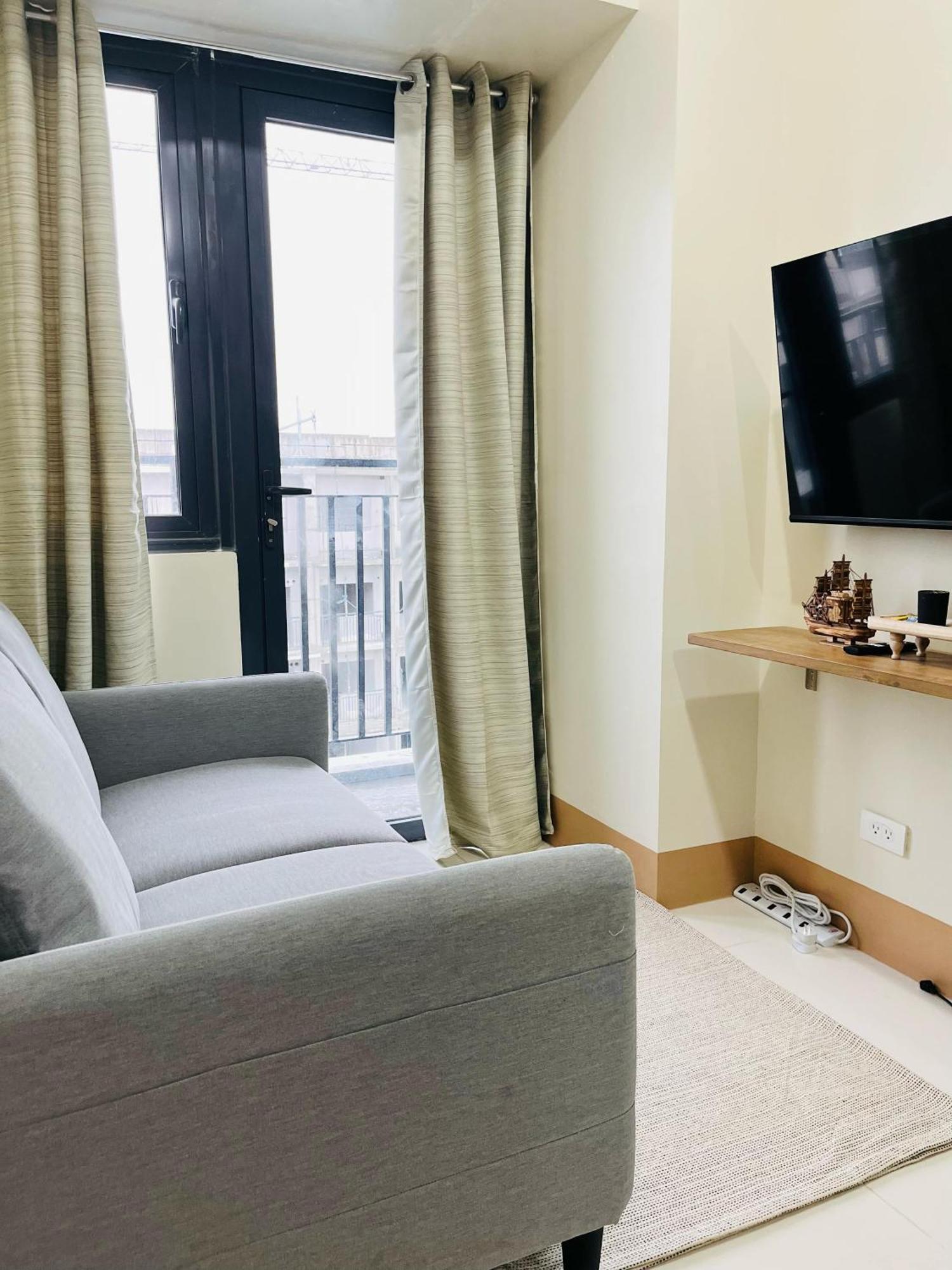 Apartment Modern Escape Near Moa And Airport With Balcony And Fast Wifi Manila