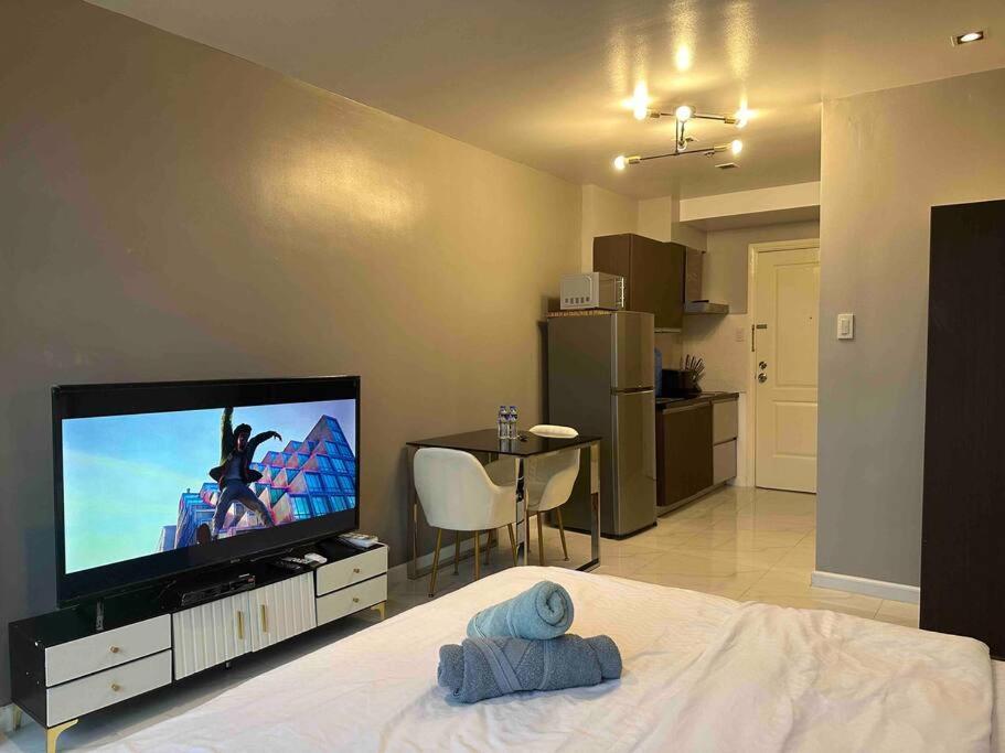 45f Gramercy Corner Wifi Netflix Smarttv Free Use Pool Gym Manila