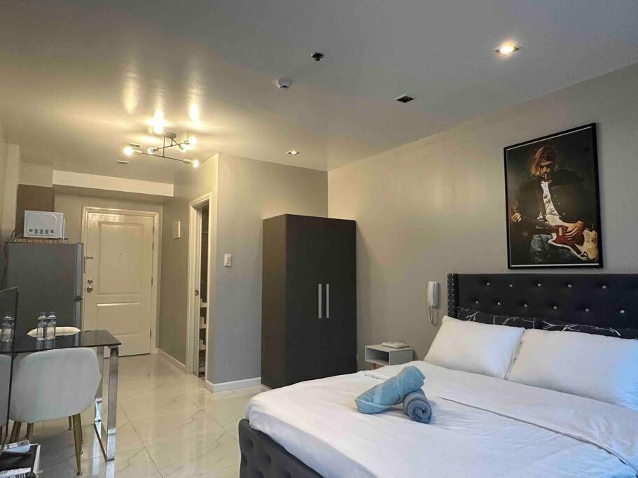 45f Gramercy Corner Wifi Netflix Smarttv Free Use Pool Gym Manila