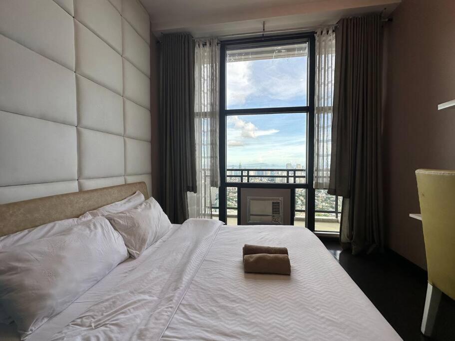 68f 1 Bedroom Penthouse Gramercy Pool Sauna Manila