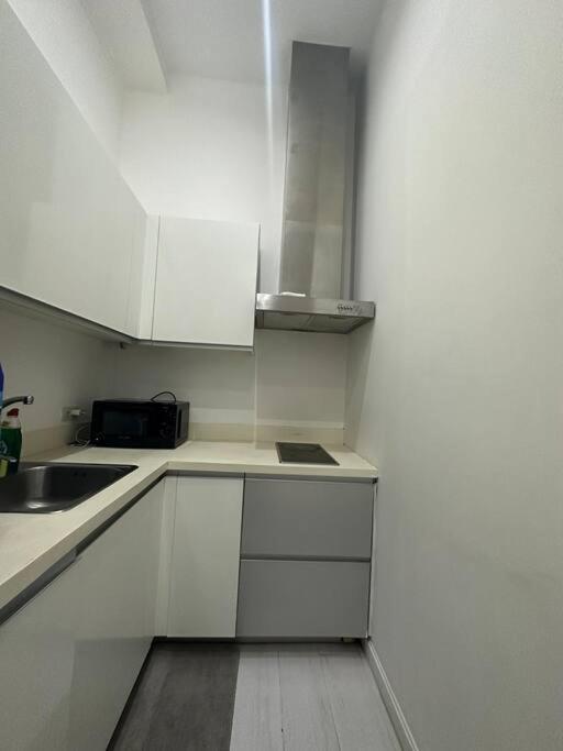 64f Spacious 1 Bedroom View Pool Sauna Gym Manila