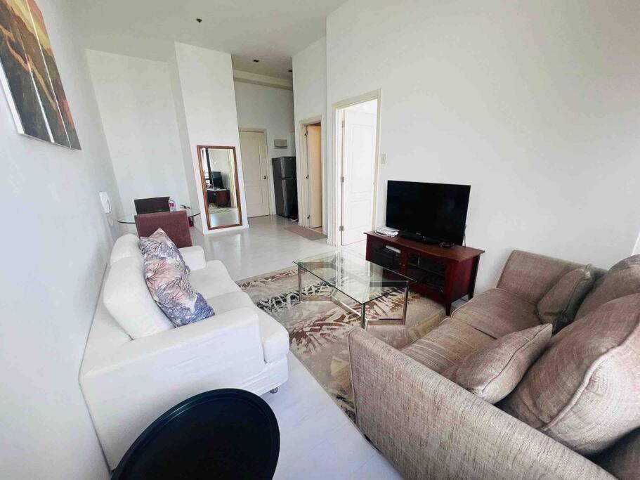 64f Spacious 1 Bedroom View Pool Sauna Gym Manila
