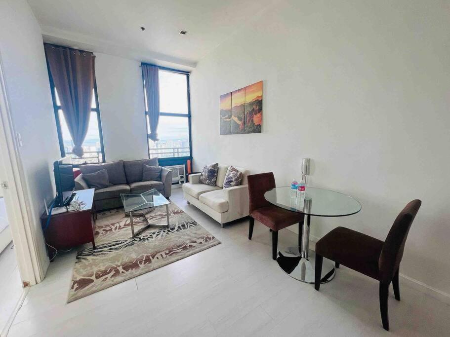 64f Spacious 1 Bedroom View Pool Sauna Gym Apartment Manila