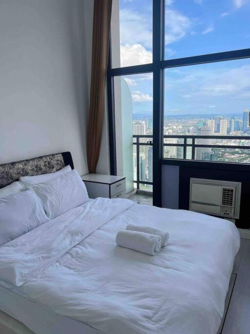 64f Spacious 1 Bedroom View Pool Sauna Gym Manila