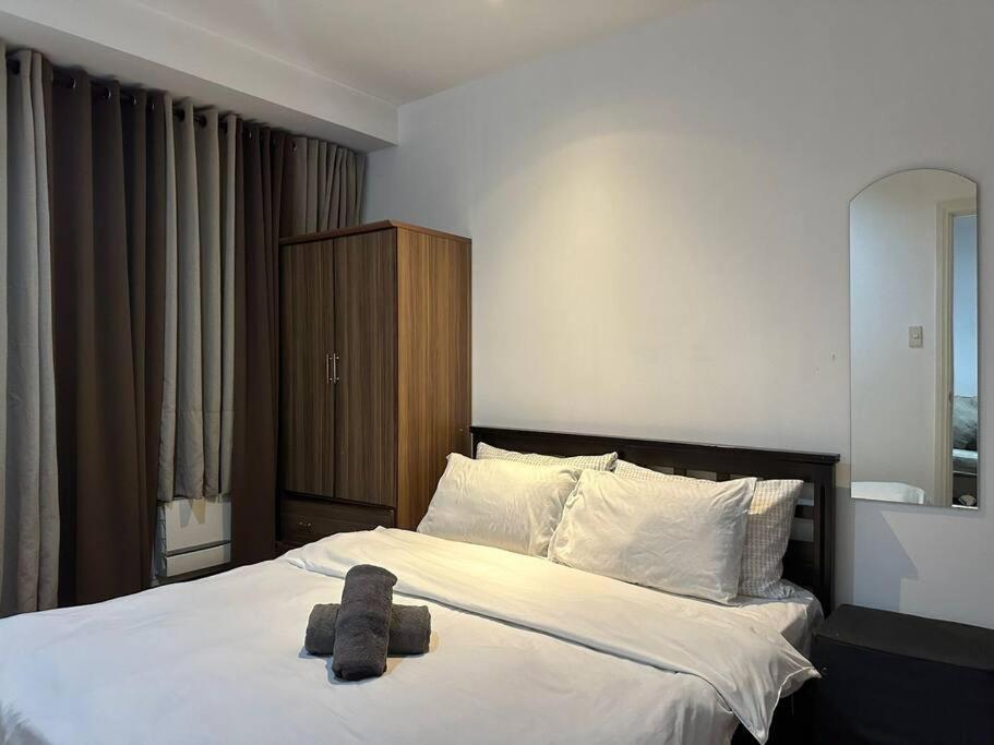 Spacious Corner 1 Bedroom With Balcony Gramercy Apartment