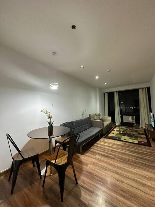 Apartment Spacious Corner 1 Bedroom With Balcony Gramercy