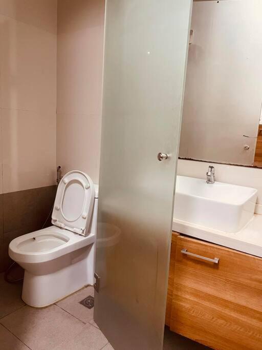 Apartment Studio 203 T2 Sunshine100 Wifi 65Inchestv Poolaccess Billiard Manila