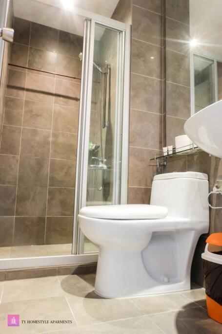54f Gramercy Wifi Netflix Free Use Of Gym Pool Sauna Apartment Manila