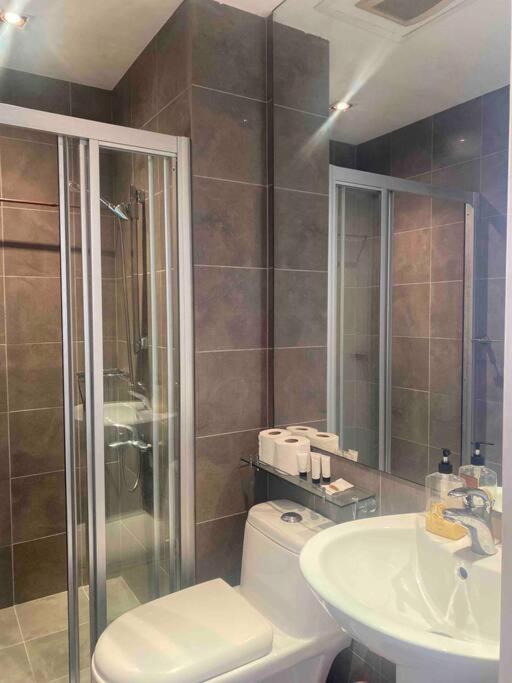 54f Gramercy Wifi Netflix Free Use Of Gym Pool Sauna Apartment Manila