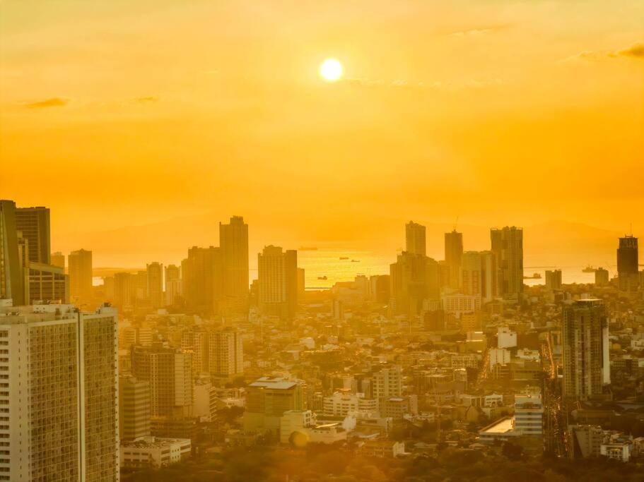 Apartment 52f Sunset View In Gramercy Pool Gym Sauna Manila