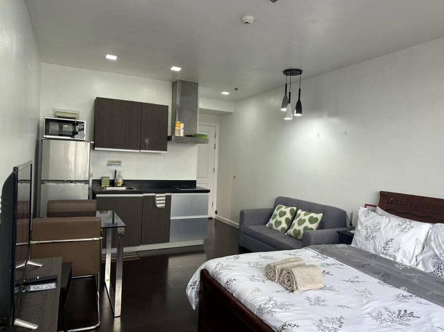 Gramercy With View Fast Wifi Free Use Of Amenities Apartment Manila