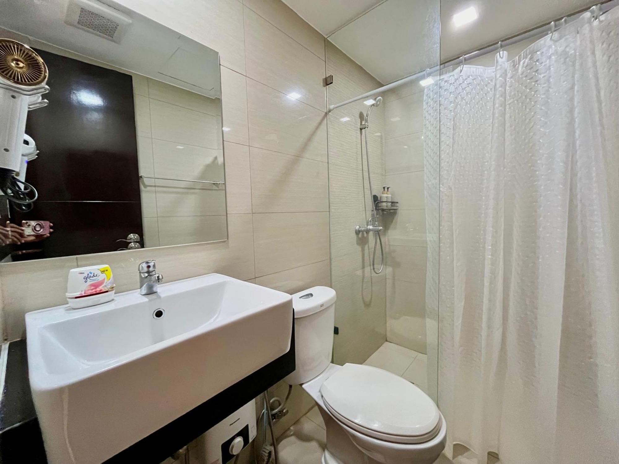 Apartment Mckinley Bgc Sleek Luxury Studio, Pool & Wi-fi *