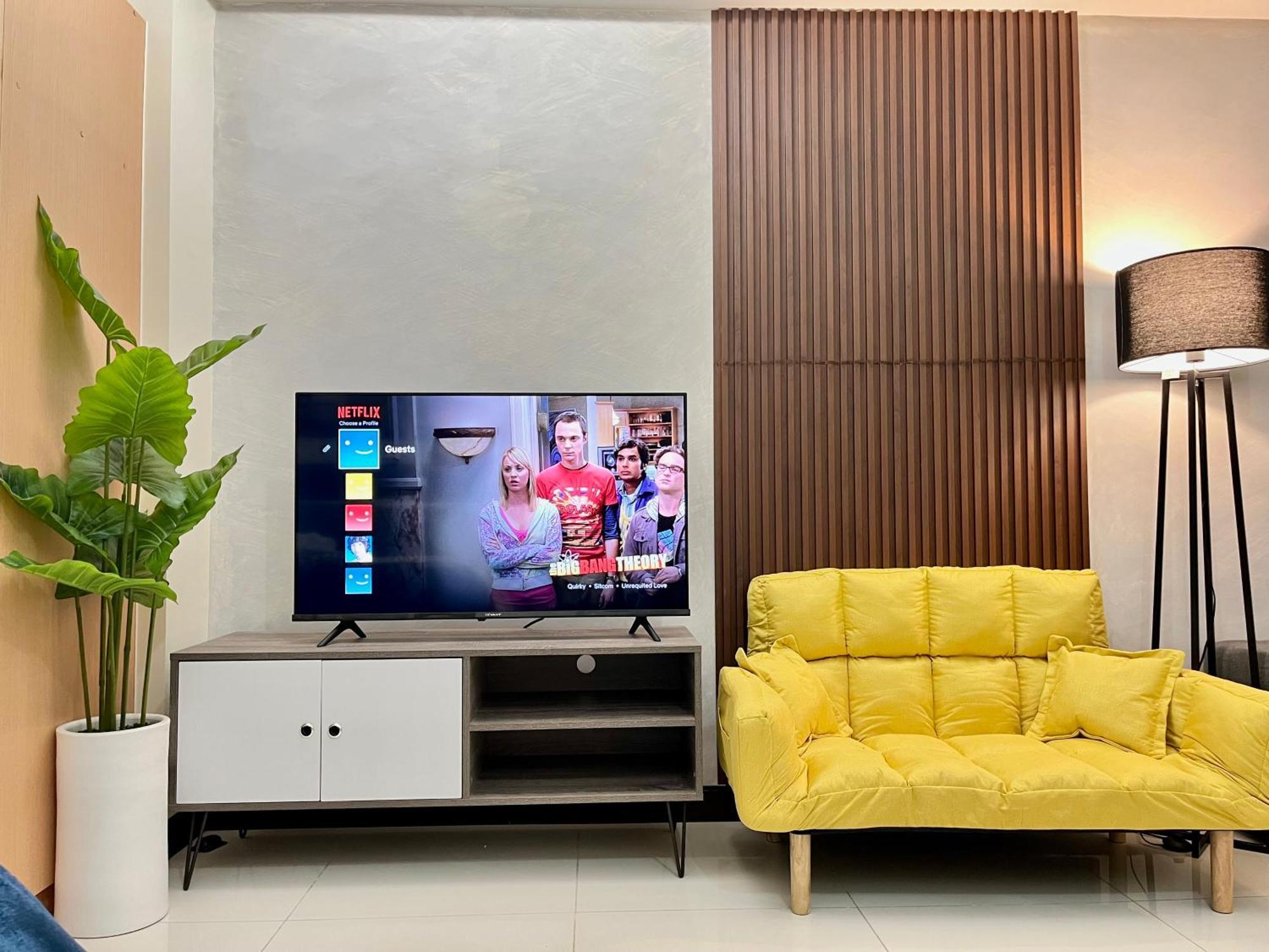 Mckinley Bgc Sleek Luxury Studio, Pool & Wi-fi Apartment *