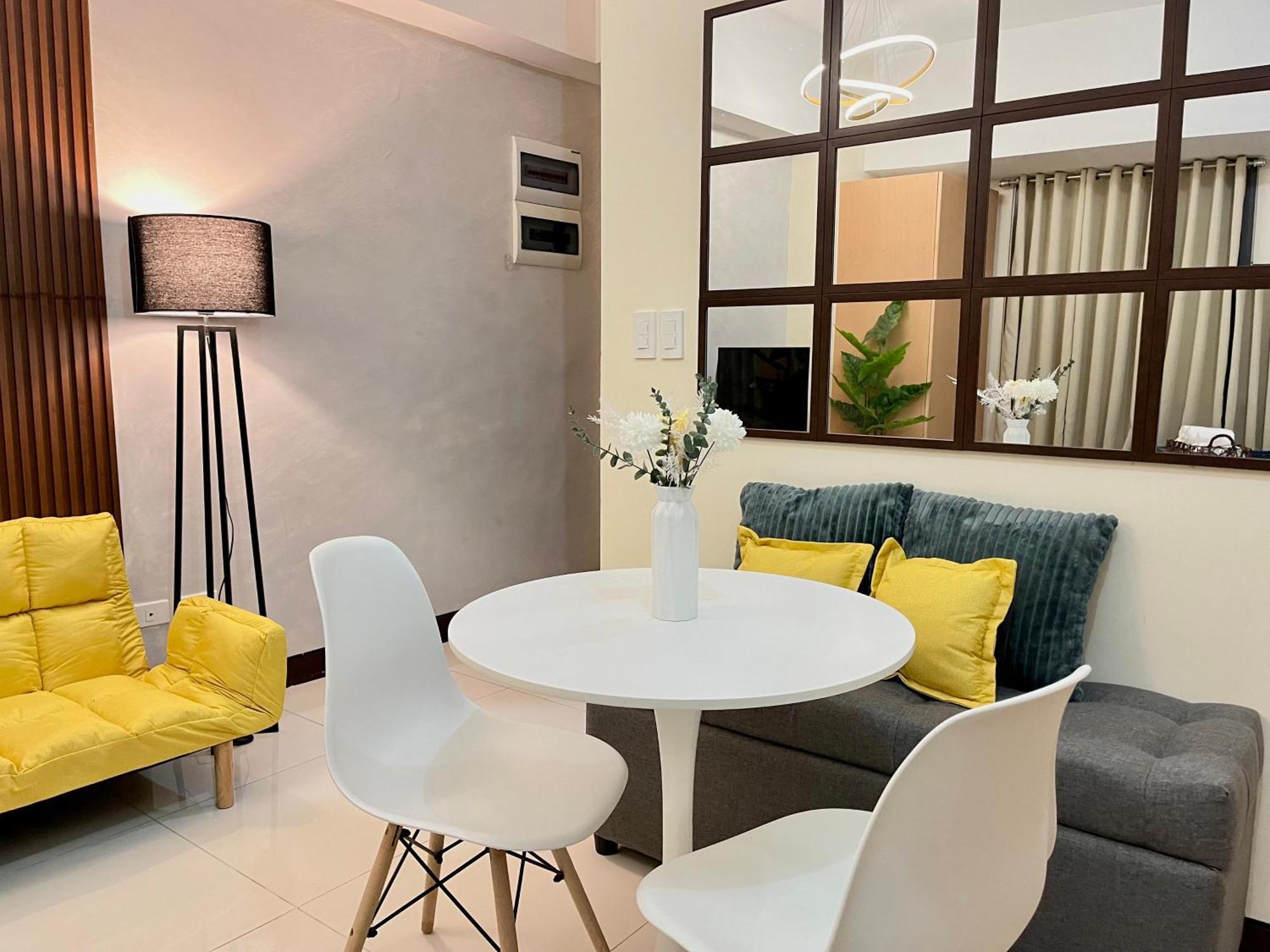 Mckinley Bgc Sleek Luxury Studio, Pool & Wi-fi Apartment *