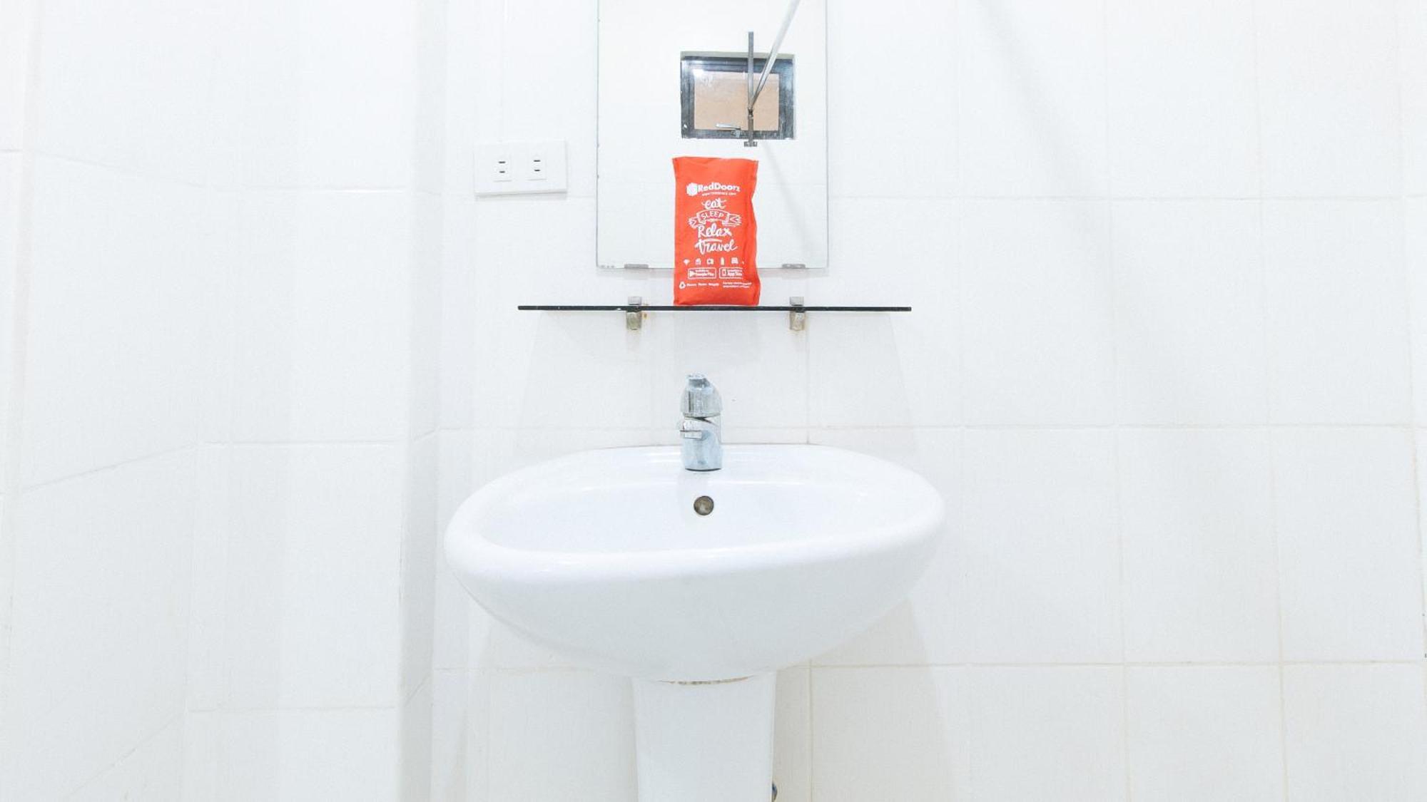 Hotel Reddoorz Near Bambang Station Manila