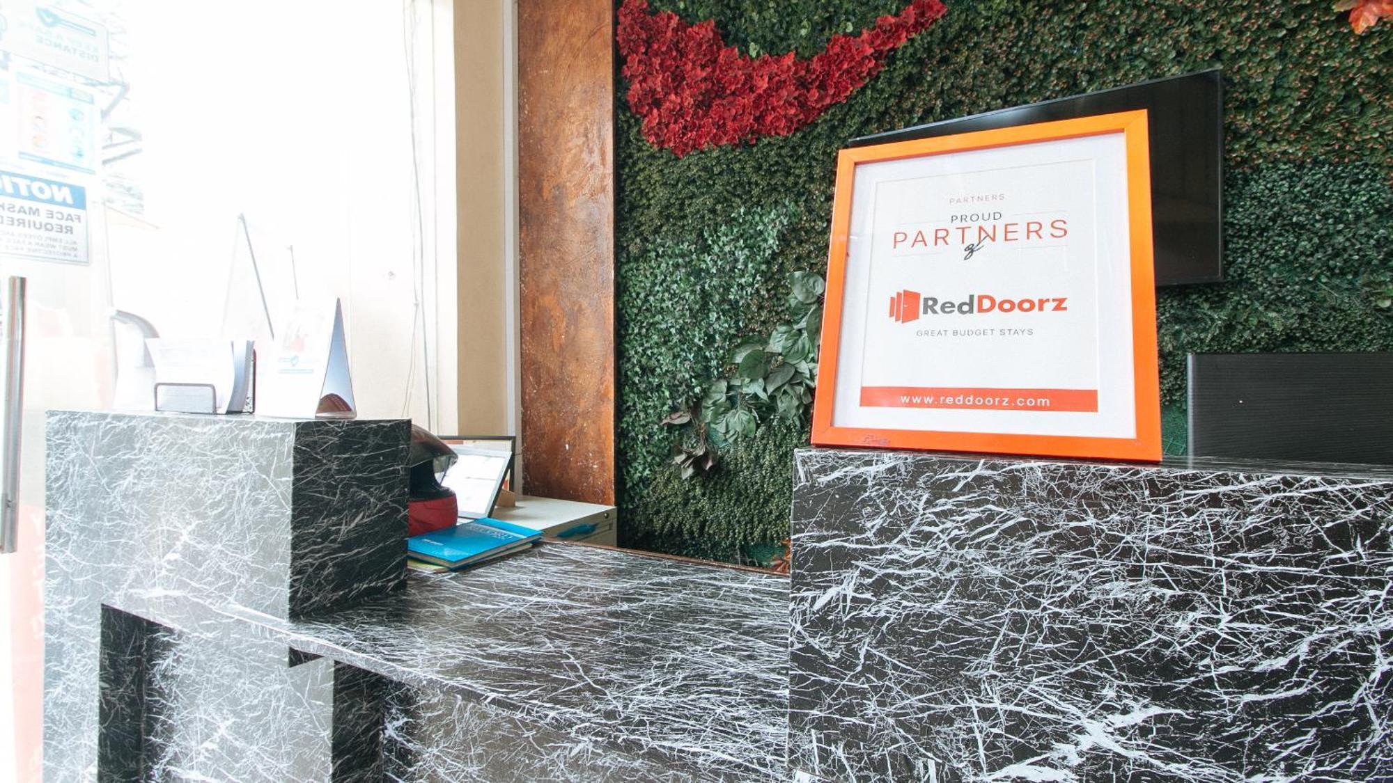 Hotel Reddoorz Near Quirino Station 2*