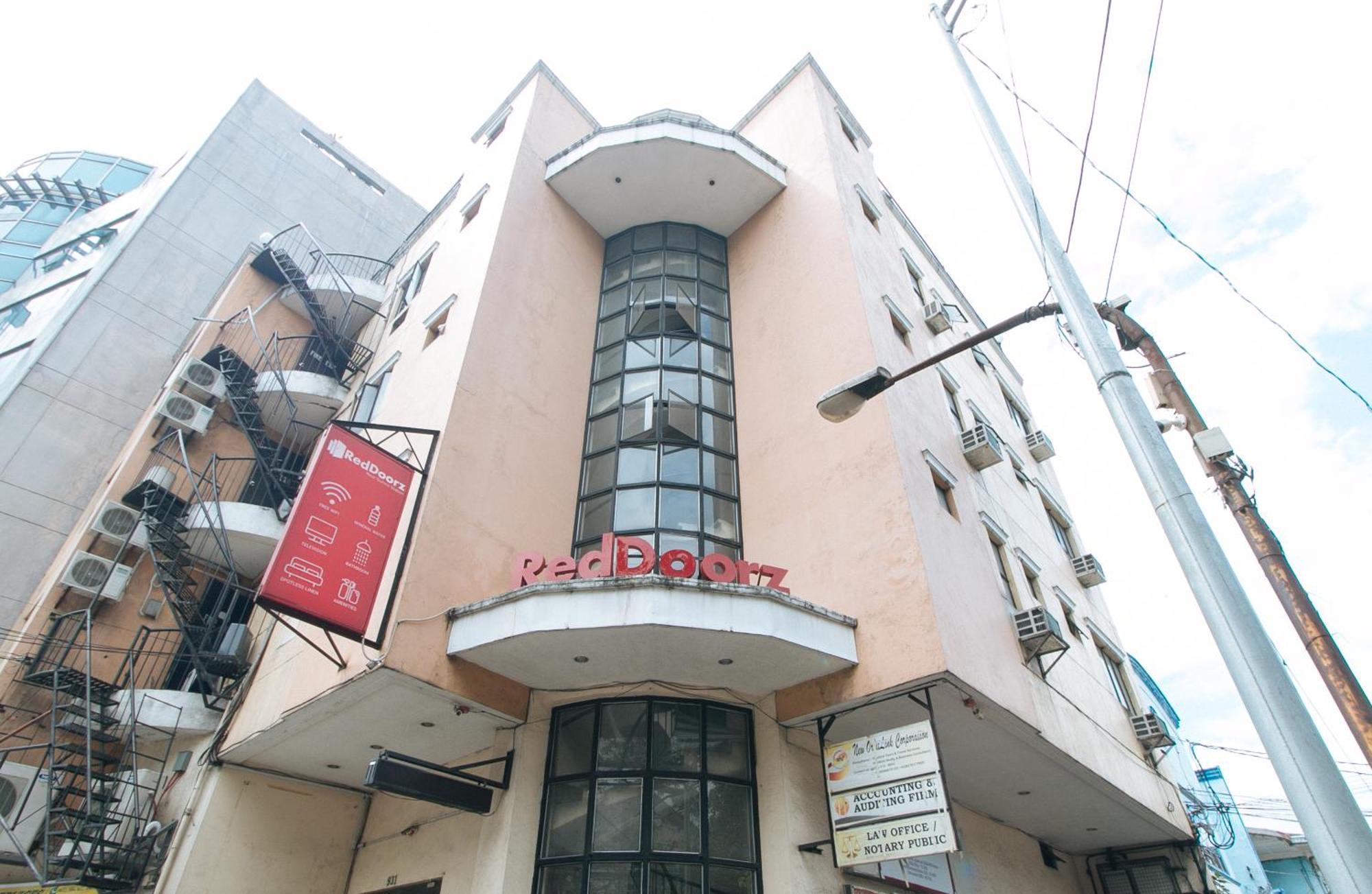 Reddoorz Near Quirino Station Hotel 2*