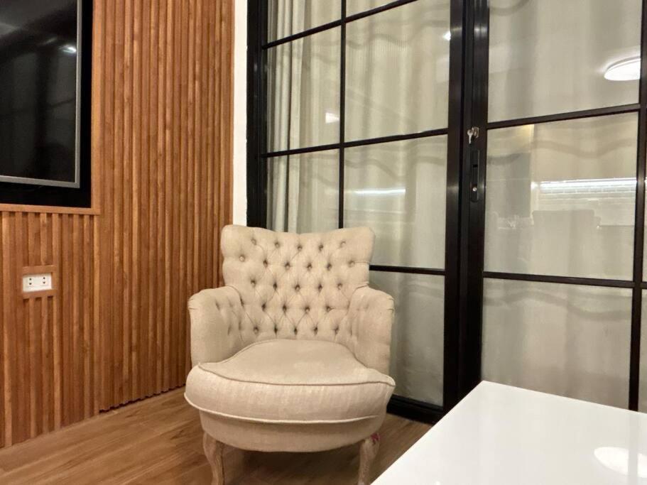 Japanese In Laloma Qc Near Chinese Gen Apartment *