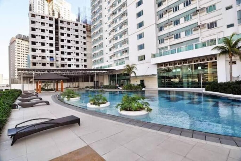 1bdrm At Makati W Balcony View Of Mnla Bay