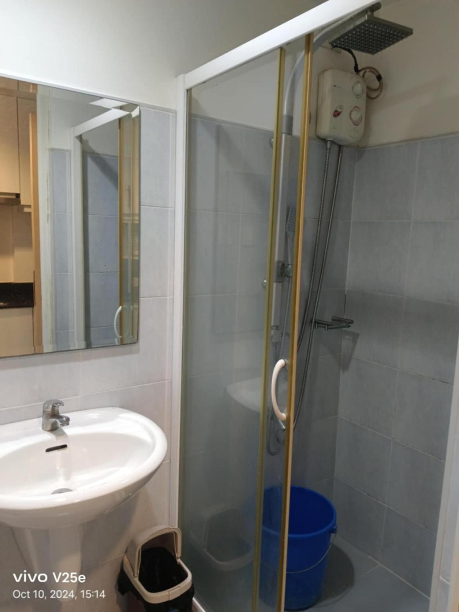 Flores Place At Sea Residences Moa Homestay Manila