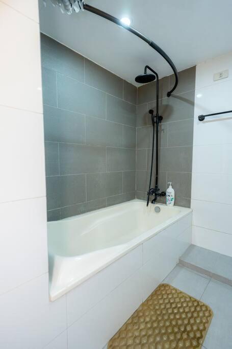 A2j Luxury 2br Loft Bgc Taguig Near High Street Apartment Manila